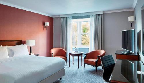 Superior King Room with River View