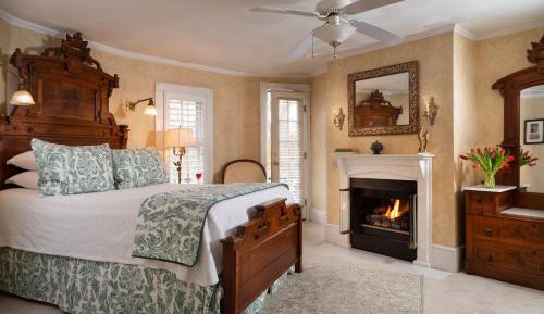 Deluxe Queen Room with Bathtub