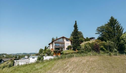 Apartment with Mountain View