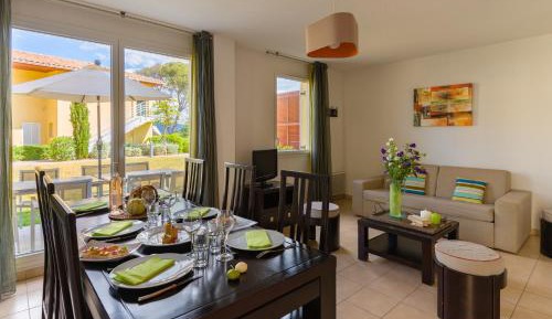 One-Bedroom Apartment with Alcove (6 Adults)