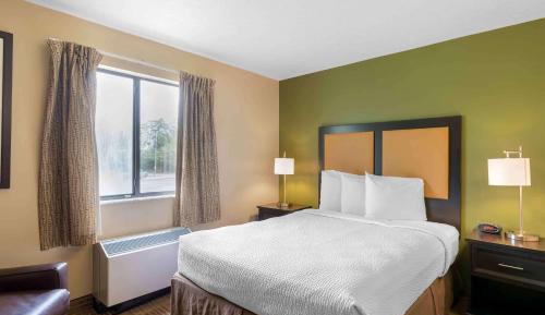 Efficiency Queen Room - Non-smoking