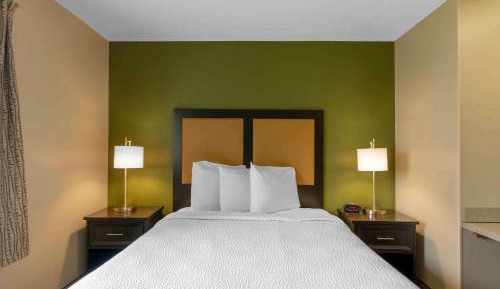 Efficiency Queen Room with Tub - Disability Access/Non Smoking