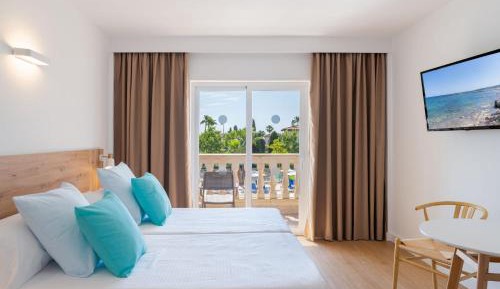 Junior Suite with Pool View