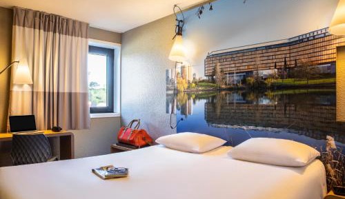 Standard Room with One Double Bed and One Single Bed