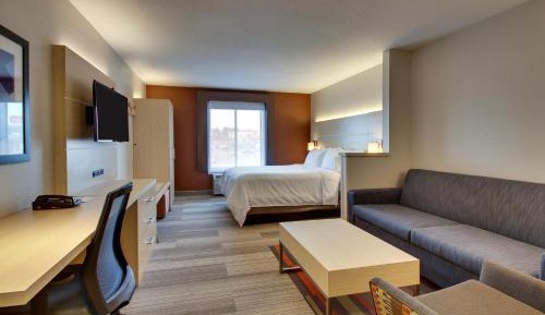 King Suite with Roll-in Shower - Mobility Access