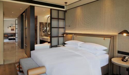 Deluxe King Suite - Club Lounge Access