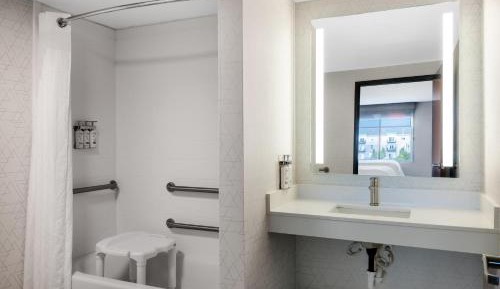 Queen Suite with Tub - Mobility Accessible