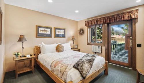 King Room with Roll-In Shower - Disability Access