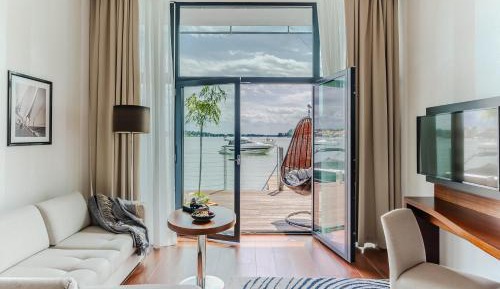 Apartment with Lake View