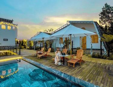Queen Room with Pool View