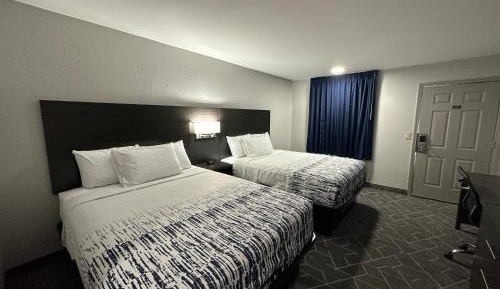 Queen Room with Two Queen Beds Non-Smoking 