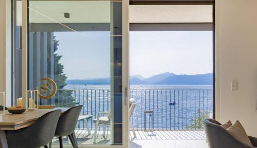 Apartment with Lake View