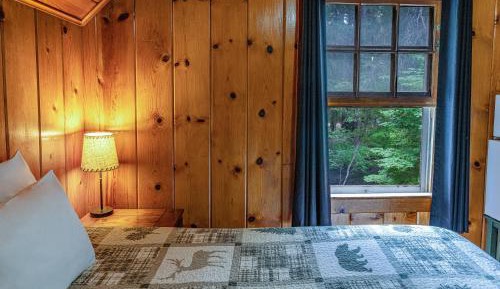 Main Lodge 1K or 1Q - Shared Bathroom (Pets not Allowed)