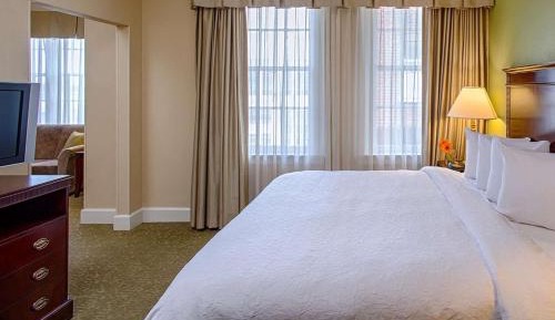 One-Bedroom Corner King Suite - Non-Smoking