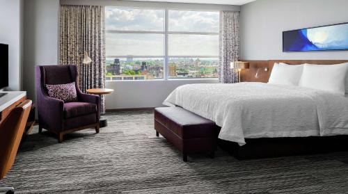 Corner King Room with View