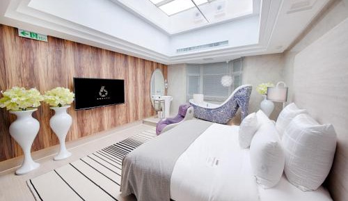 Premier Double Room with Jacuzzi and Private Garage