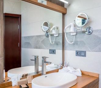 Deluxe King Suite