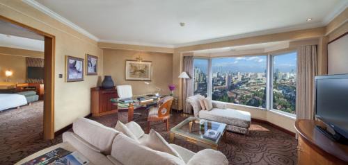 Executive Panorama Suite - Free 24-hour parking for one car per night