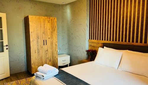 Deluxe Double Room (2 Adults + 1 Child)