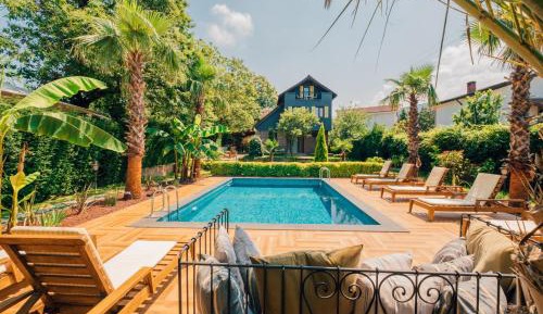 Villa with Garden View