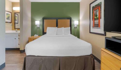 Deluxe Studio with 1 Queen Bed - Non-Smoking