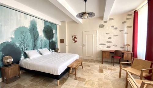 King Room with Roll-In Shower - Disability Access