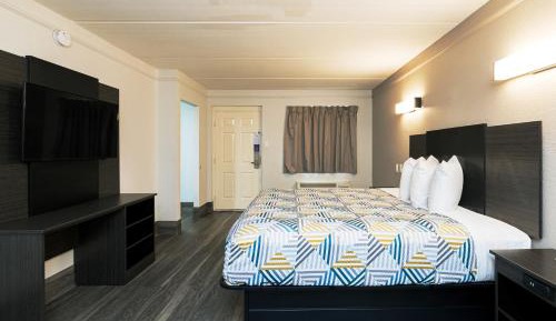 King Room with Roll-in Shower - Disability Access - smoking