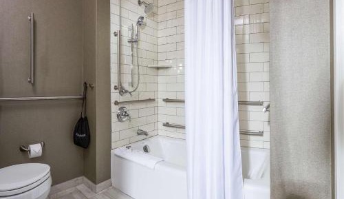King Room with Accessible Tub - Mobility Access