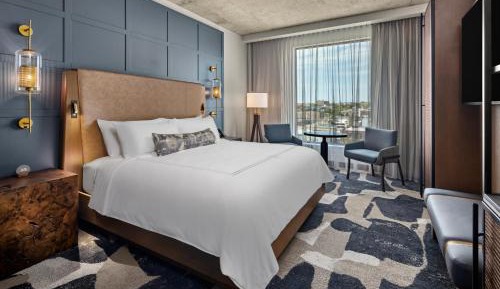 Standard King Room with City View