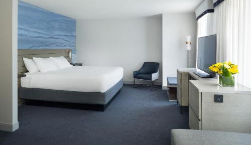 Queen Room with Roll-in Shower