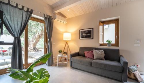 One-Bedroom House with Garden View