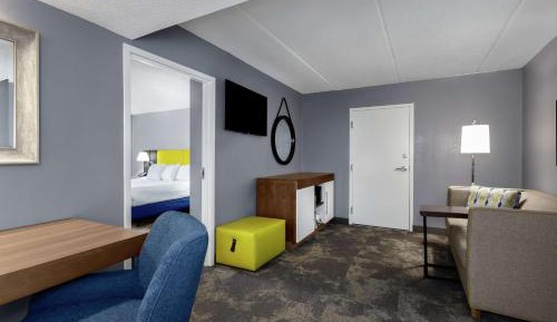 One-Bedroom King Suite - Non-Smoking