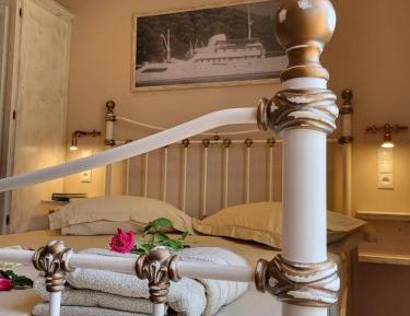 Deluxe Double Room with Side Sea View