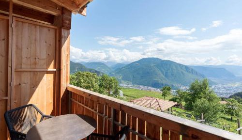 Apartment with Mountain View