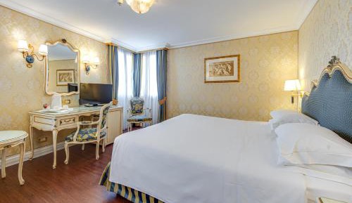 Junior Suite with Grand Canal View