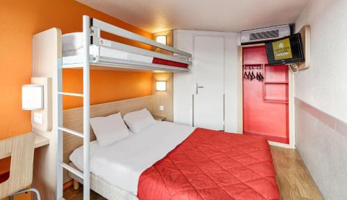 Triple Room (1 Double Bed + 1 Single Bed)