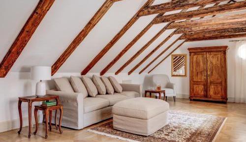 Deluxe King Suite