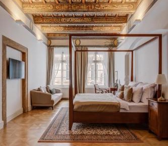 Deluxe King Suite