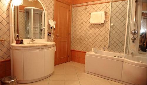 Deluxe Suite with Spa Bath