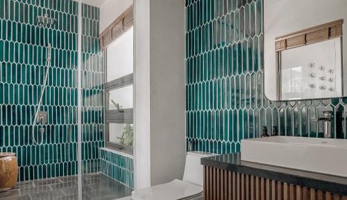 Queen Suite with Spa Bath