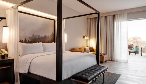 Archer King Hearing-Accessible Suite with Balcony + Fireplace