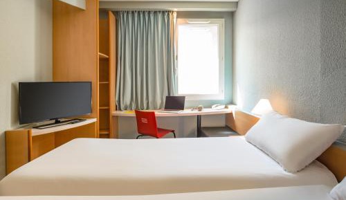 Standard Room with One Double Bed and One Single Bed