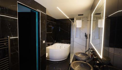 Studio with Spa Bath