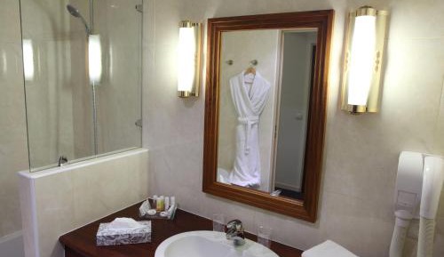 Superior Queen Room with Queen Bed and Garden View
