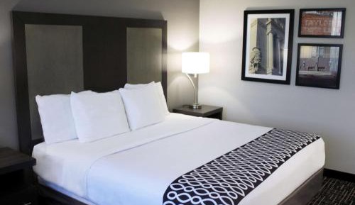 1 king Bed Mobility Accessible Room, Bathtub w/ Grab Bars, Non Smoking