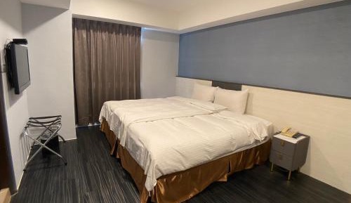 Deluxe Double Room with Bath (Noise Tolerance Required)