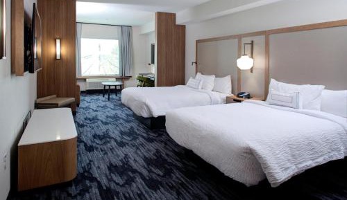 Queen Suite with Sofa Bed and Adapted Tub - Mobility and Hearing Accessible