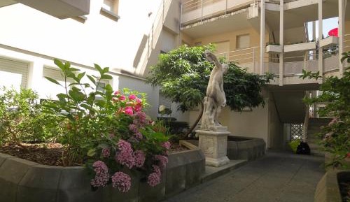 Apartment with Garden View