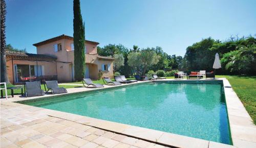 Three-Bedroom Holiday Home 