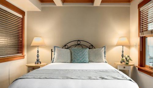 Queen Room Jacuzzi Tub with View